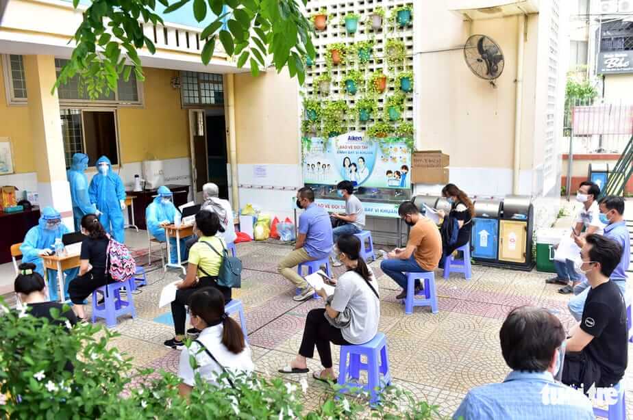 Con gái theo cha đi chống dịch 51 Con gái theo cha đi chống dịch 31