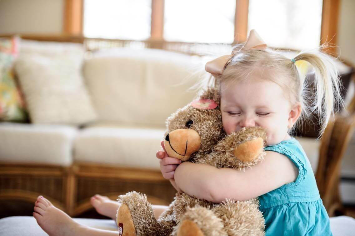 Vì sao đứa trẻ nào cũng thích ôm 1 chú gấu bông cũ mèm? 2