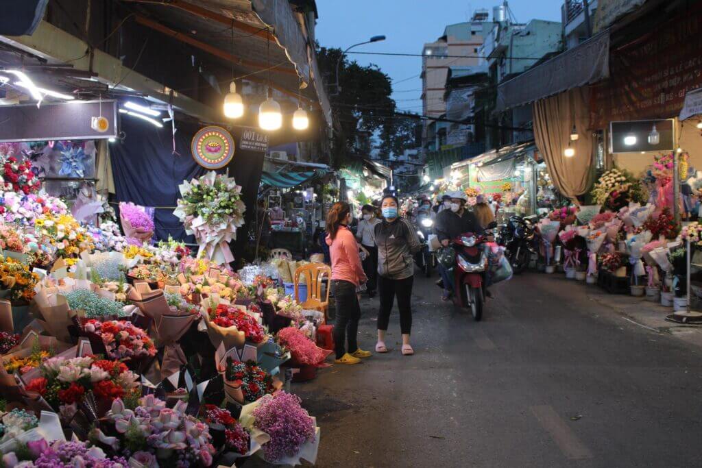 Ngày Phụ nữ Việt Nam 20.10: Chợ hoa TP.HCM hồi hộp chờ khách đến mua 8