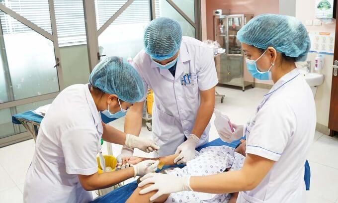 Bé gái 2 tháng tuổi bị nhỏ nhầm axit vào miệng 36 Bé gái 2 tháng tuổi bị nhỏ nhầm axit vào miệng 17