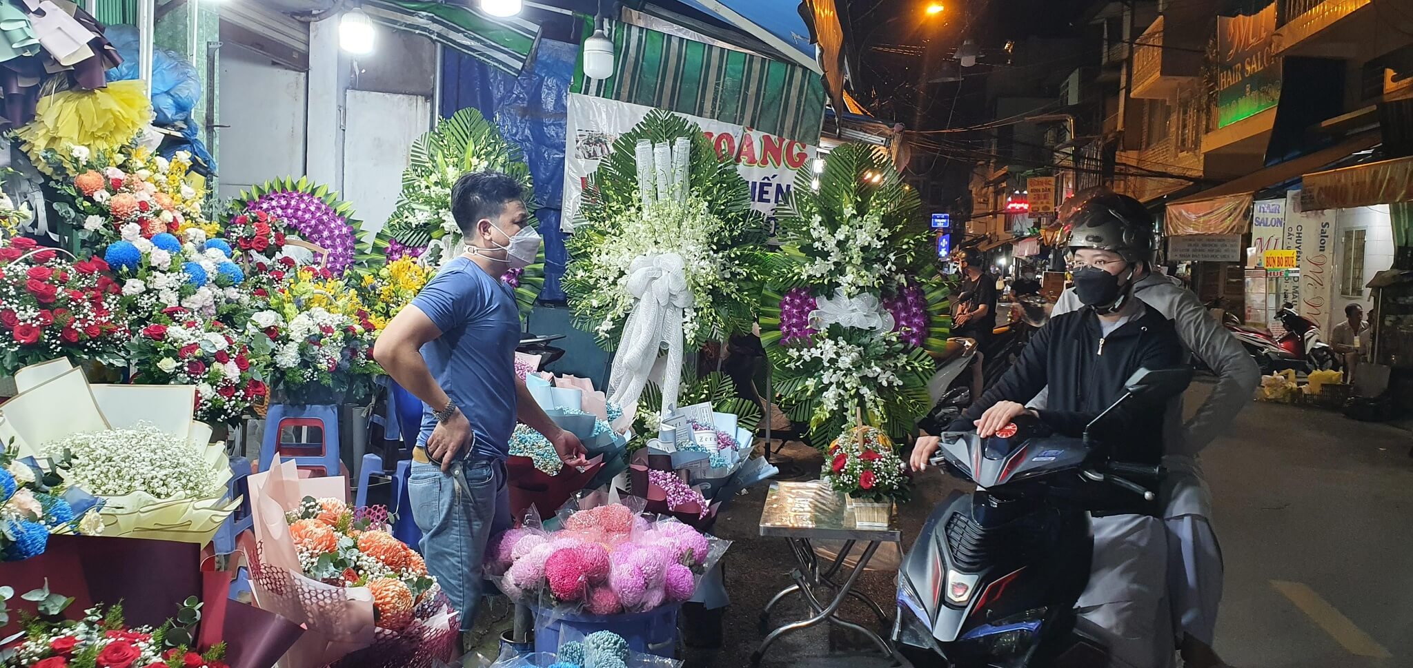 Ngày Phụ nữ Việt Nam 20.10: Chợ hoa TP.HCM hồi hộp chờ khách đến mua 42 Ngày Phụ nữ Việt Nam 20.10: Chợ hoa TP.HCM hồi hộp chờ khách đến mua 21