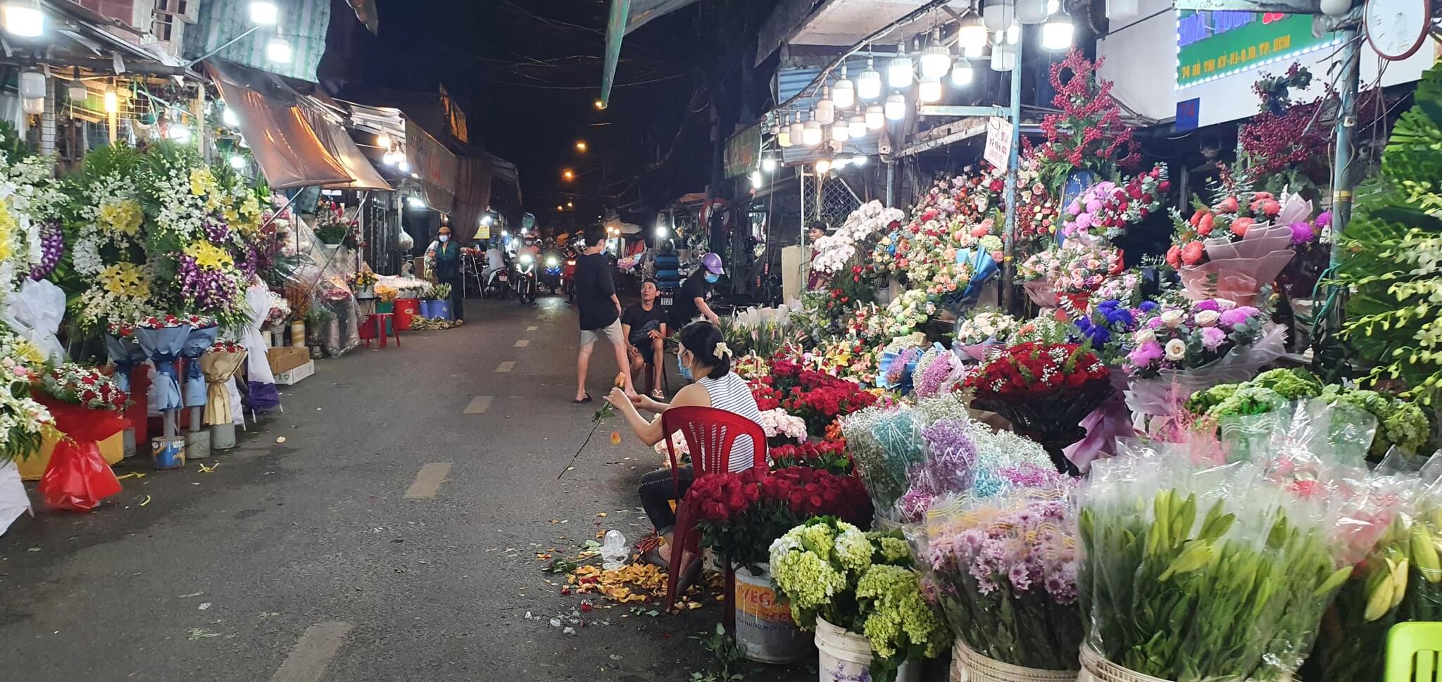 Ngày Phụ nữ Việt Nam 20.10: Chợ hoa TP.HCM hồi hộp chờ khách đến mua 44 Ngày Phụ nữ Việt Nam 20.10: Chợ hoa TP.HCM hồi hộp chờ khách đến mua 23
