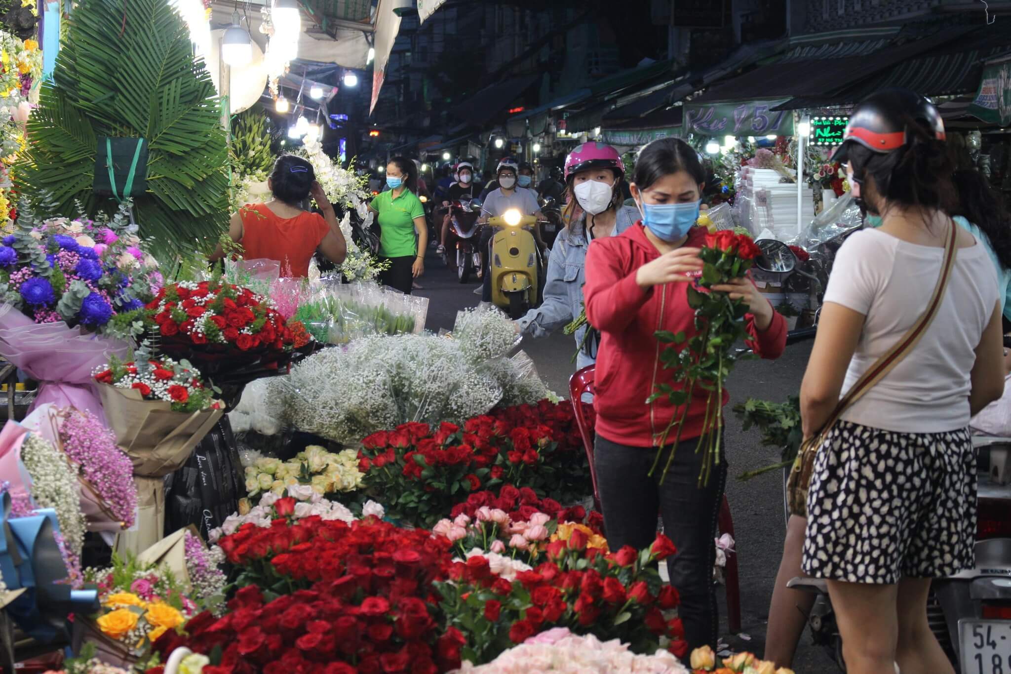 Ngày Phụ nữ Việt Nam 20.10: Chợ hoa TP.HCM hồi hộp chờ khách đến mua 43 Ngày Phụ nữ Việt Nam 20.10: Chợ hoa TP.HCM hồi hộp chờ khách đến mua 22