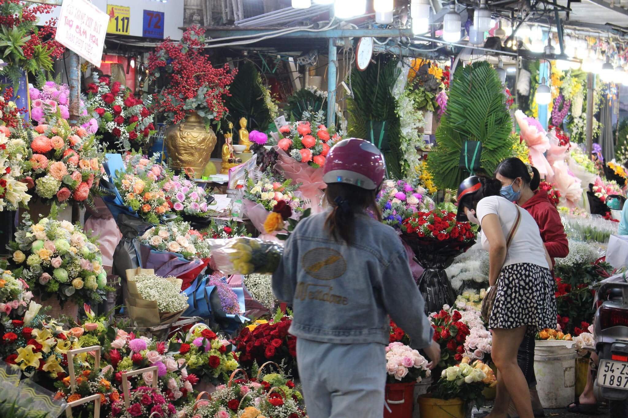 Ngày Phụ nữ Việt Nam 20.10: Chợ hoa TP.HCM hồi hộp chờ khách đến mua 41 Ngày Phụ nữ Việt Nam 20.10: Chợ hoa TP.HCM hồi hộp chờ khách đến mua 20