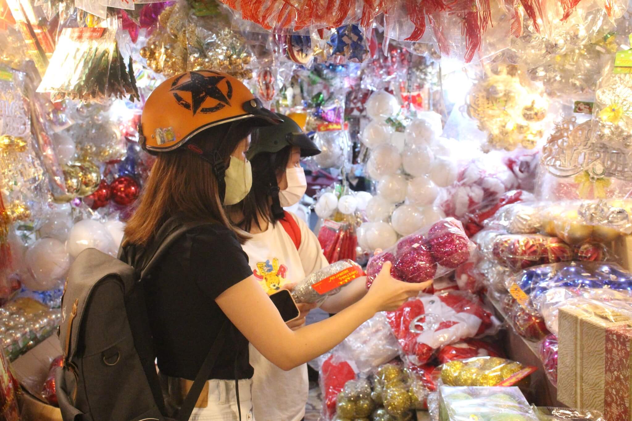 Rộn ràng mua sắm tại khu chợ Giáng sinh lớn nhất TP.HCM 39 Rộn ràng mua sắm tại khu chợ Giáng sinh lớn nhất TP.HCM 28