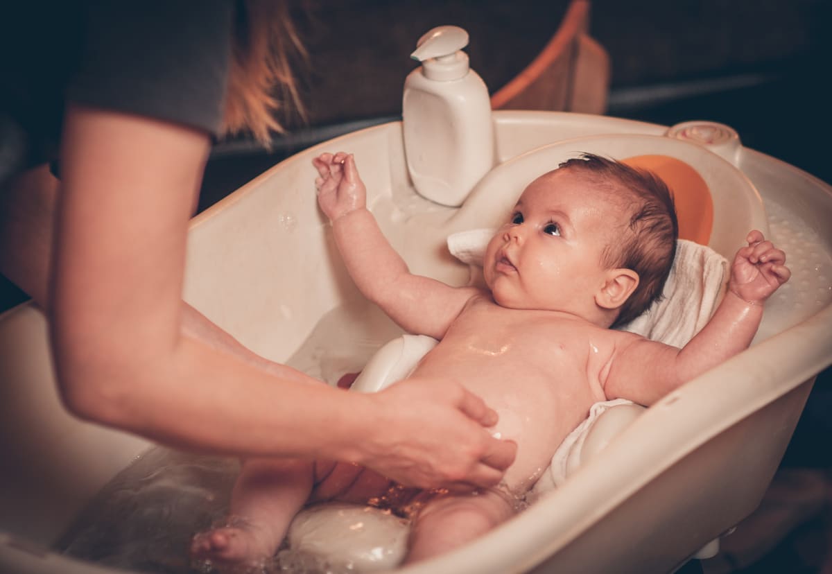 tắm cho trẻ sơ sinh 1