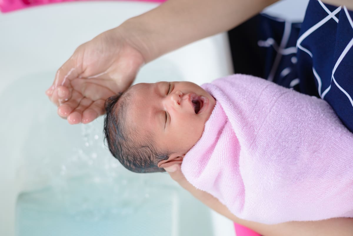 tắm cho trẻ sơ sinh 2