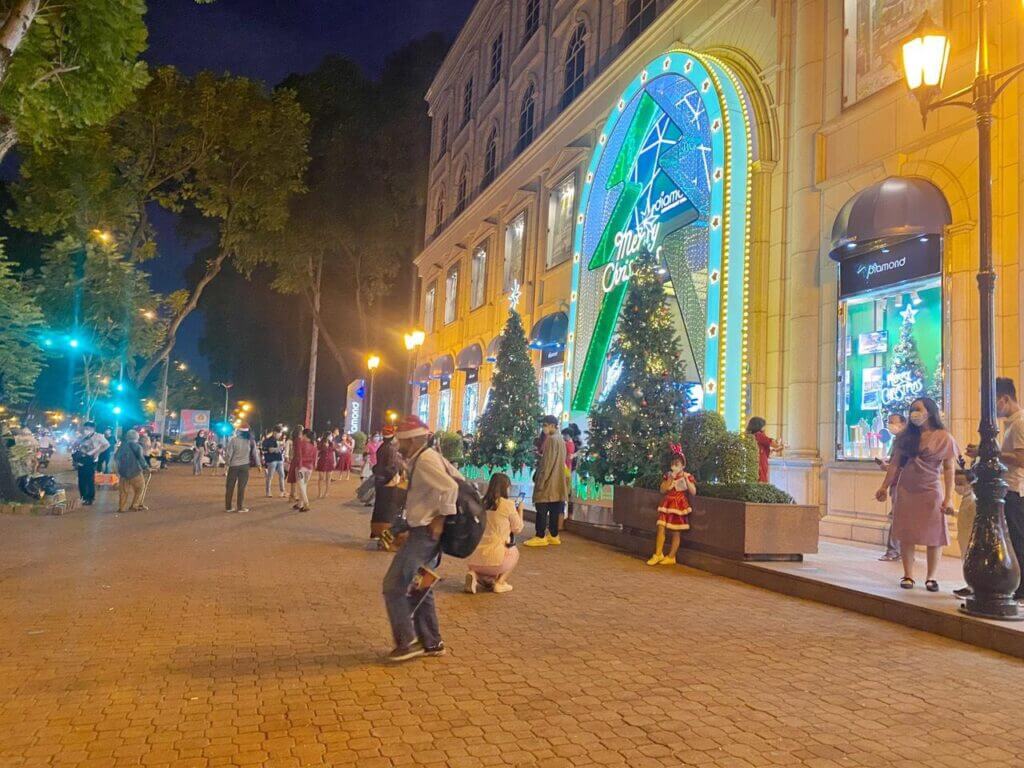 Người Sài Gòn vui đêm Giáng sinh đặc biệt: Vắng hơn nhiều so với năm ngoái 11
