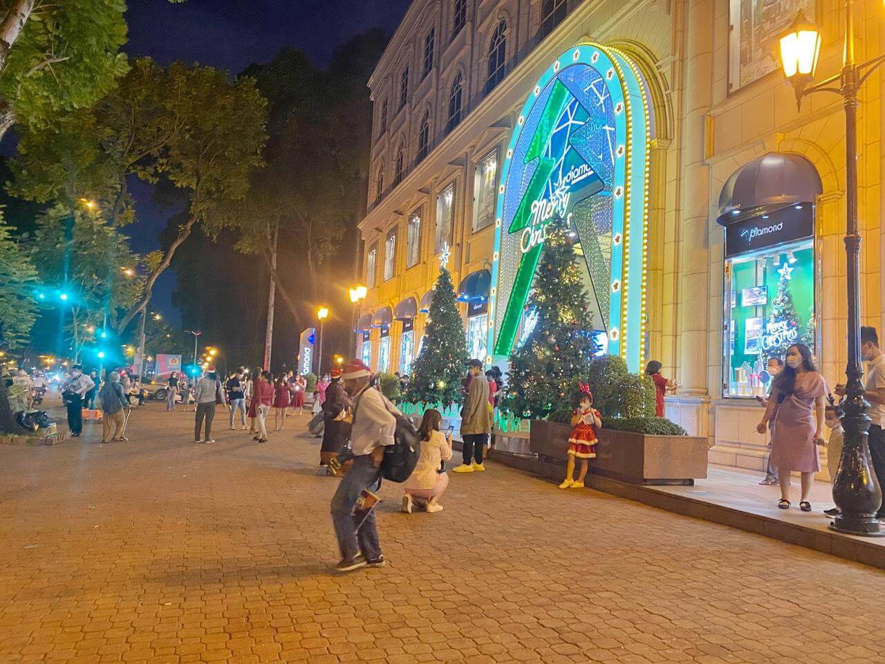 Người Sài Gòn vui đêm Giáng sinh đặc biệt: Vắng hơn nhiều so với năm ngoái 3