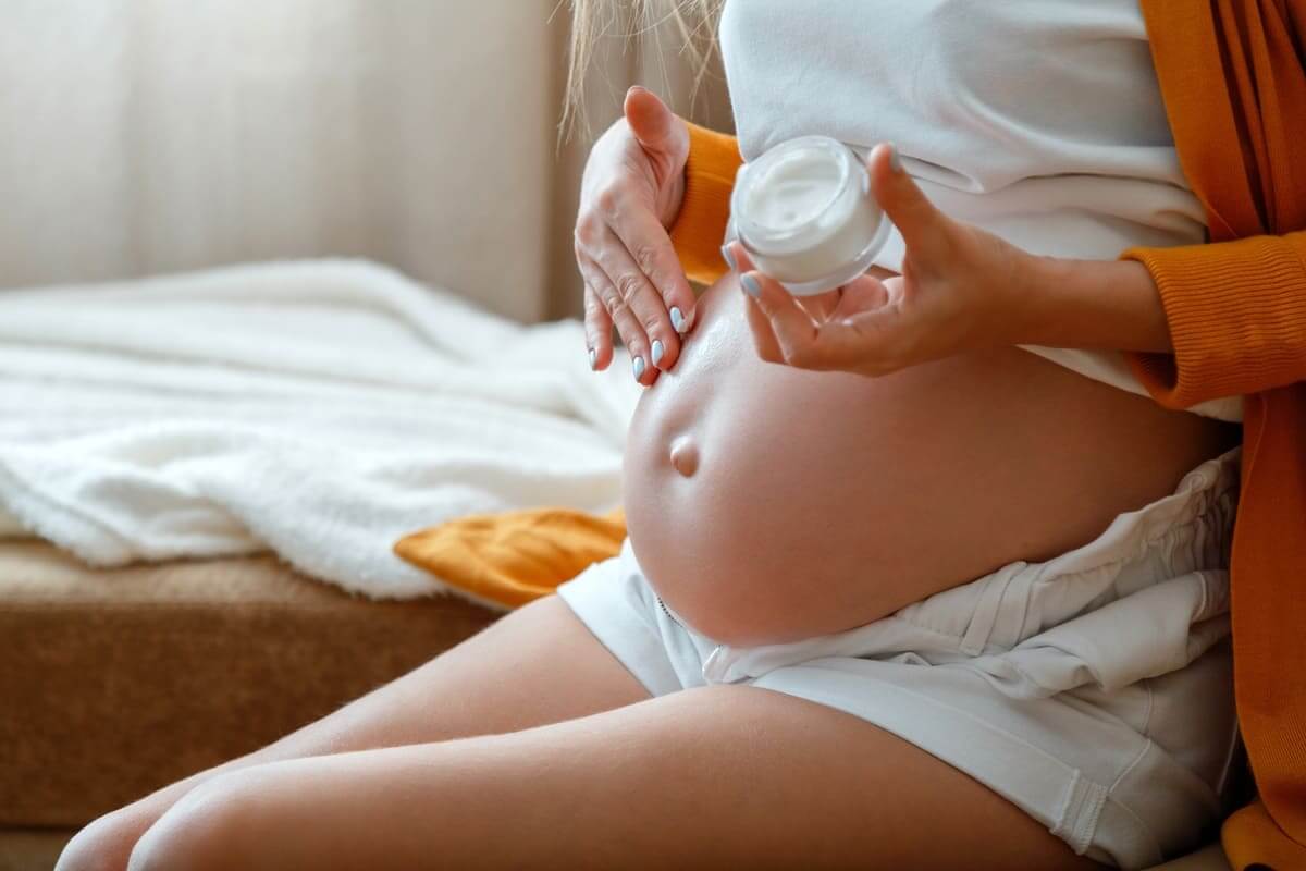 Xoa kem rạn da khi mang thai có ảnh hưởng gì không