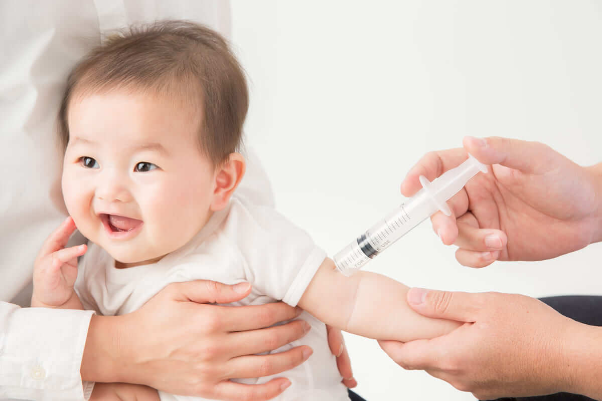 tiêm vaccine cho trẻ