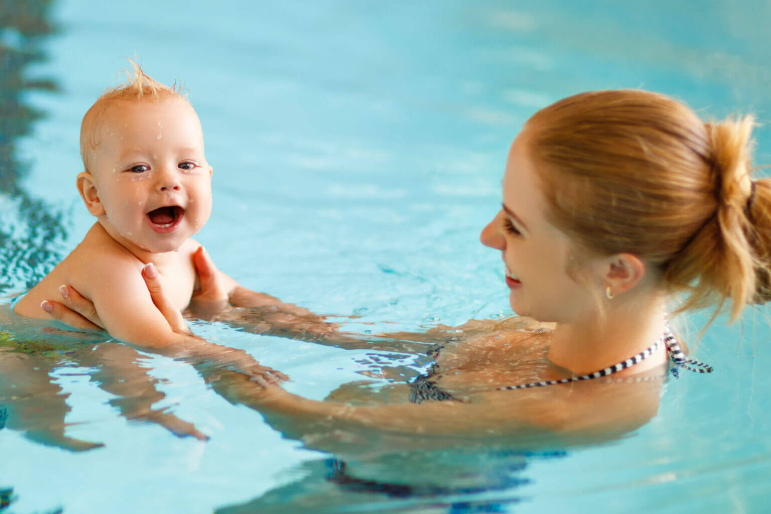tập bơi cho trẻ sơ sinh