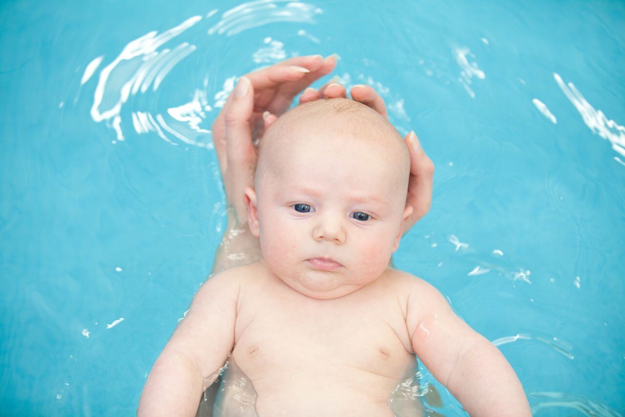 trẻ sơ sinh tập bơi 