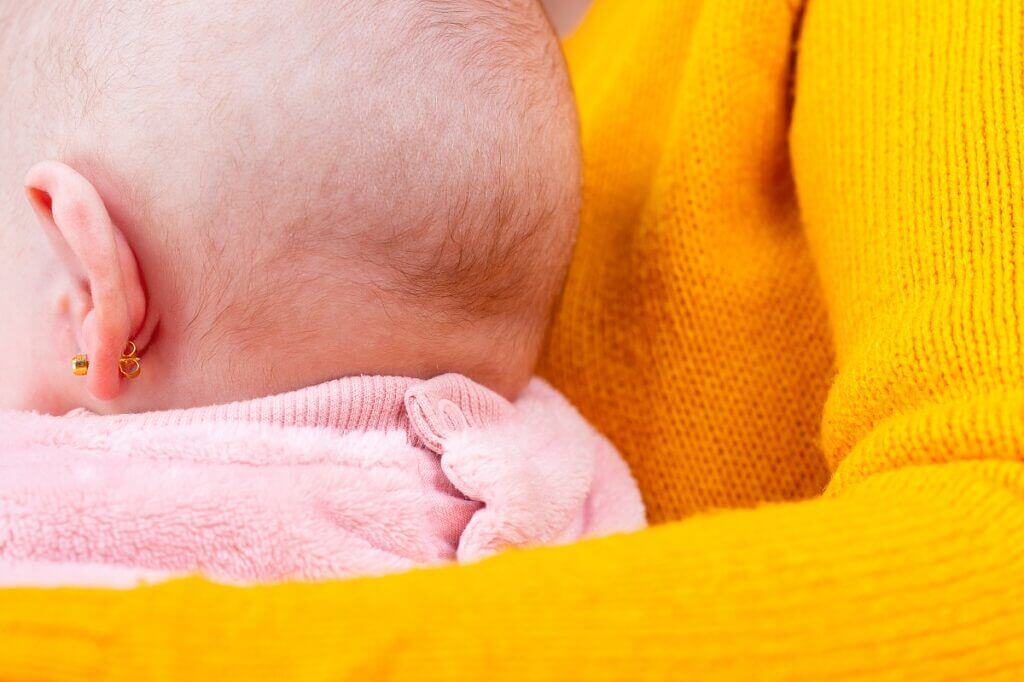 xỏ khuyên cho bé