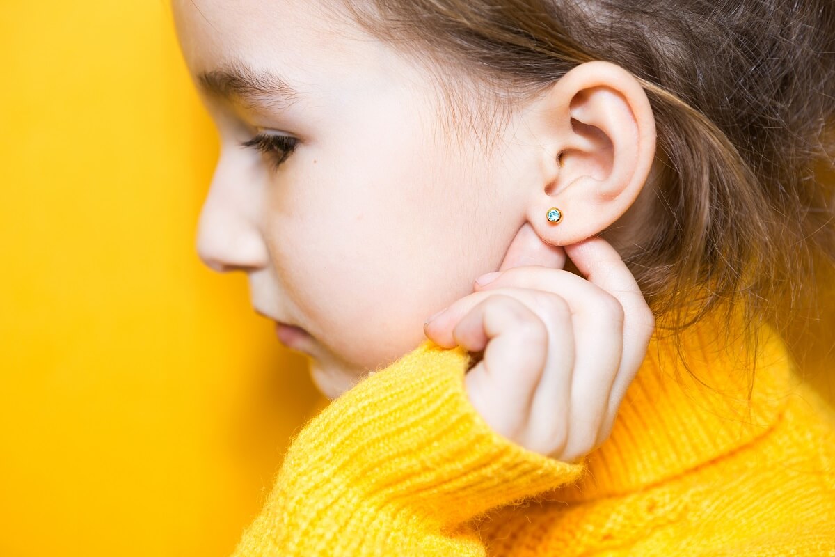 Cách vệ sinh tai sau khi bấm lỗ tai