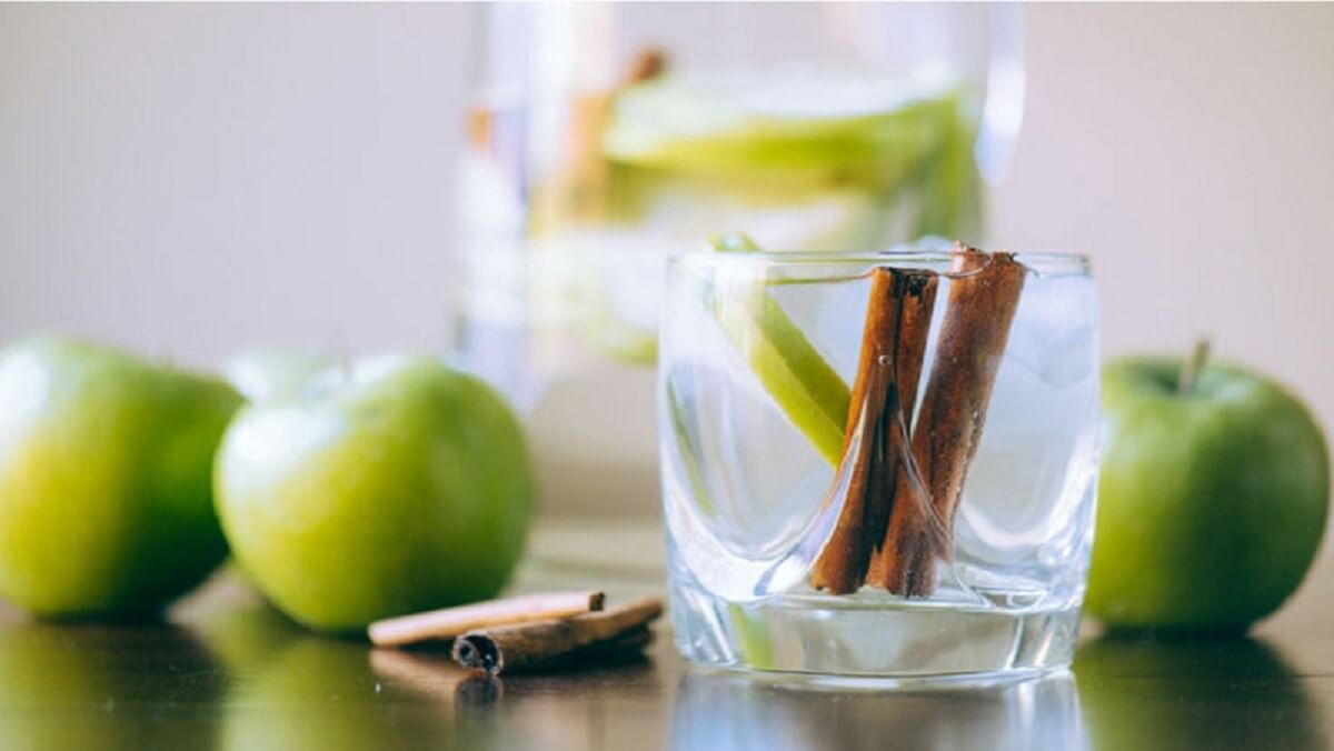 Công thức nước detox từ táo và quế