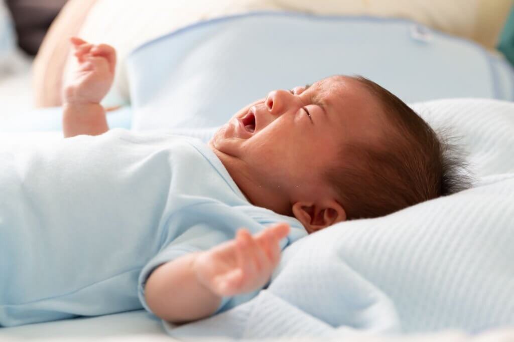 trẻ sơ sinh ngủ ít vào ban ngày