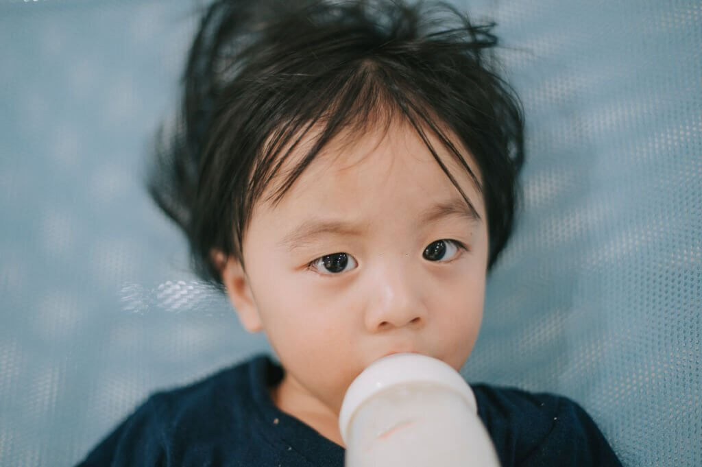 Cho trẻ uống sữa đúng cách