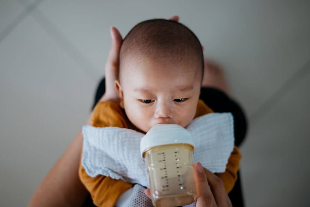 Mẹ đã cho trẻ sơ sinh uống sữa đúng cách chưa? 1