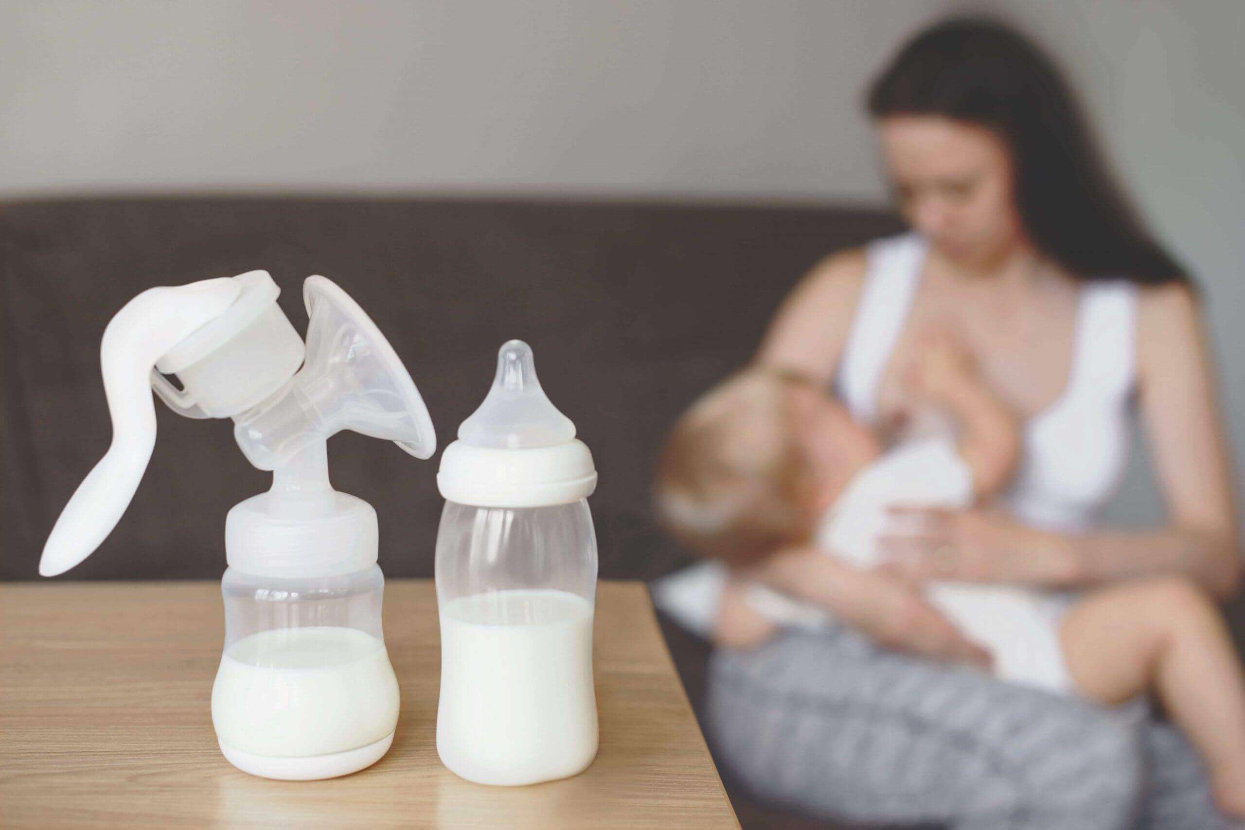 Cho bé bú đúng cách để kích sữa sau sinh