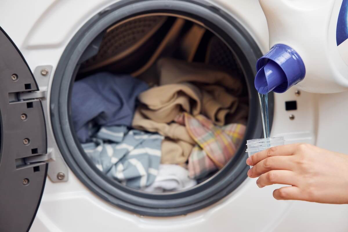 Cách giặt quần áo thơm lâu với nước xả