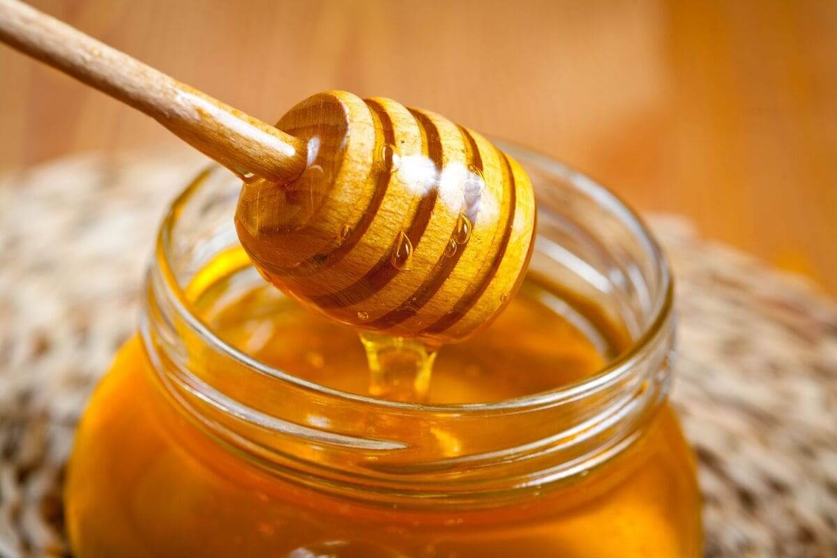 Mật ong và nước ấm giúp giảm ê buốt răng