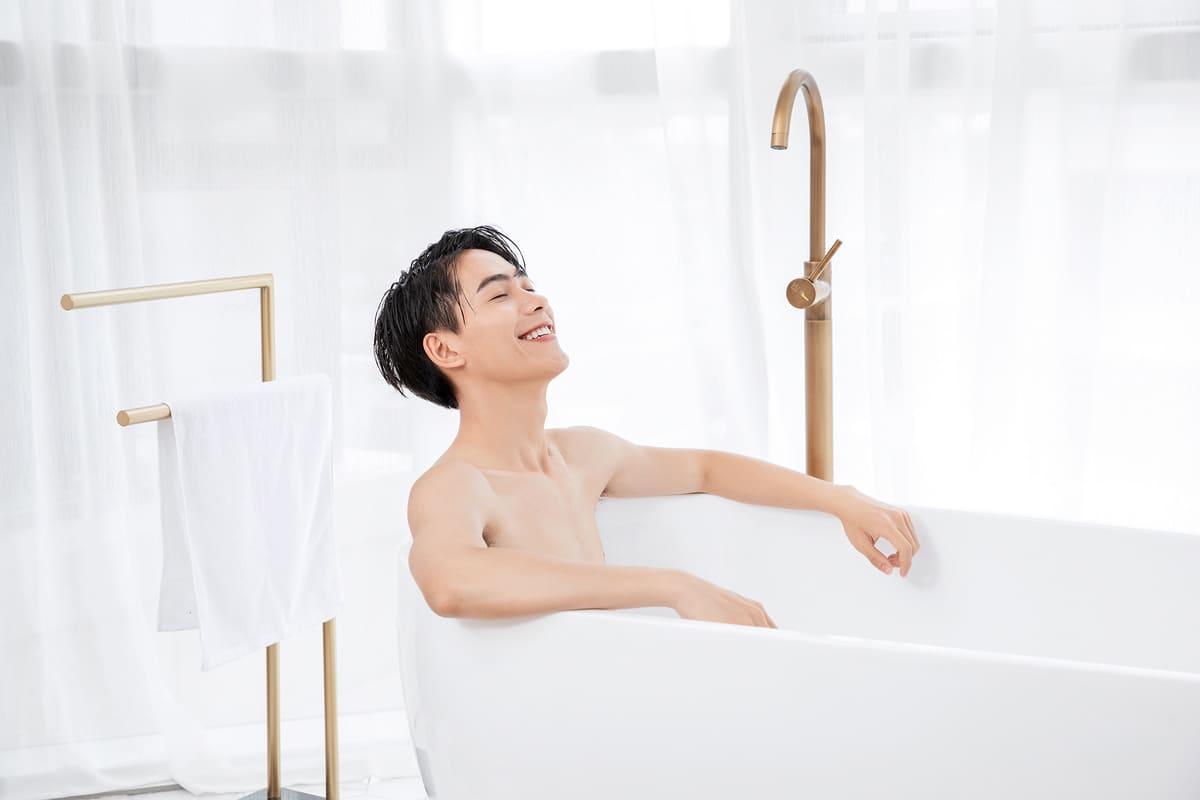 tắm nước ấm giúp ngủ ngon 