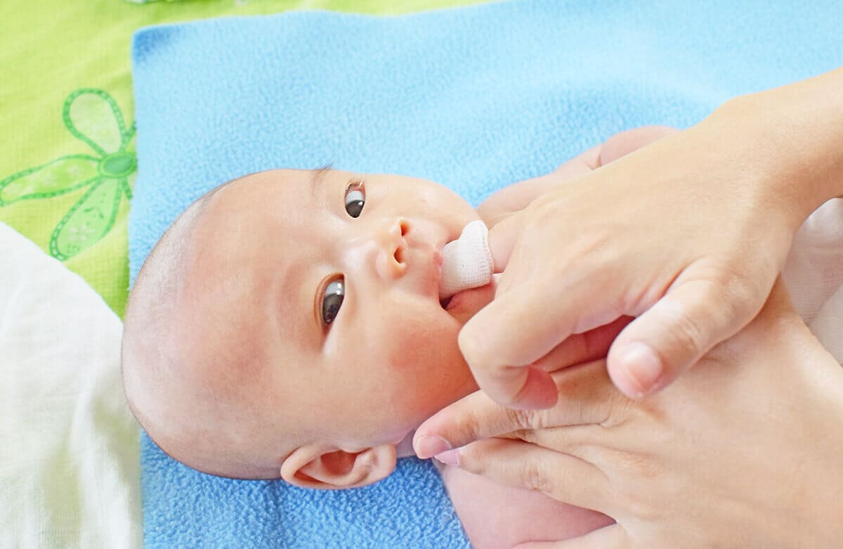 Cách làm sạch lưỡi bị trắng cho trẻ sơ sinh