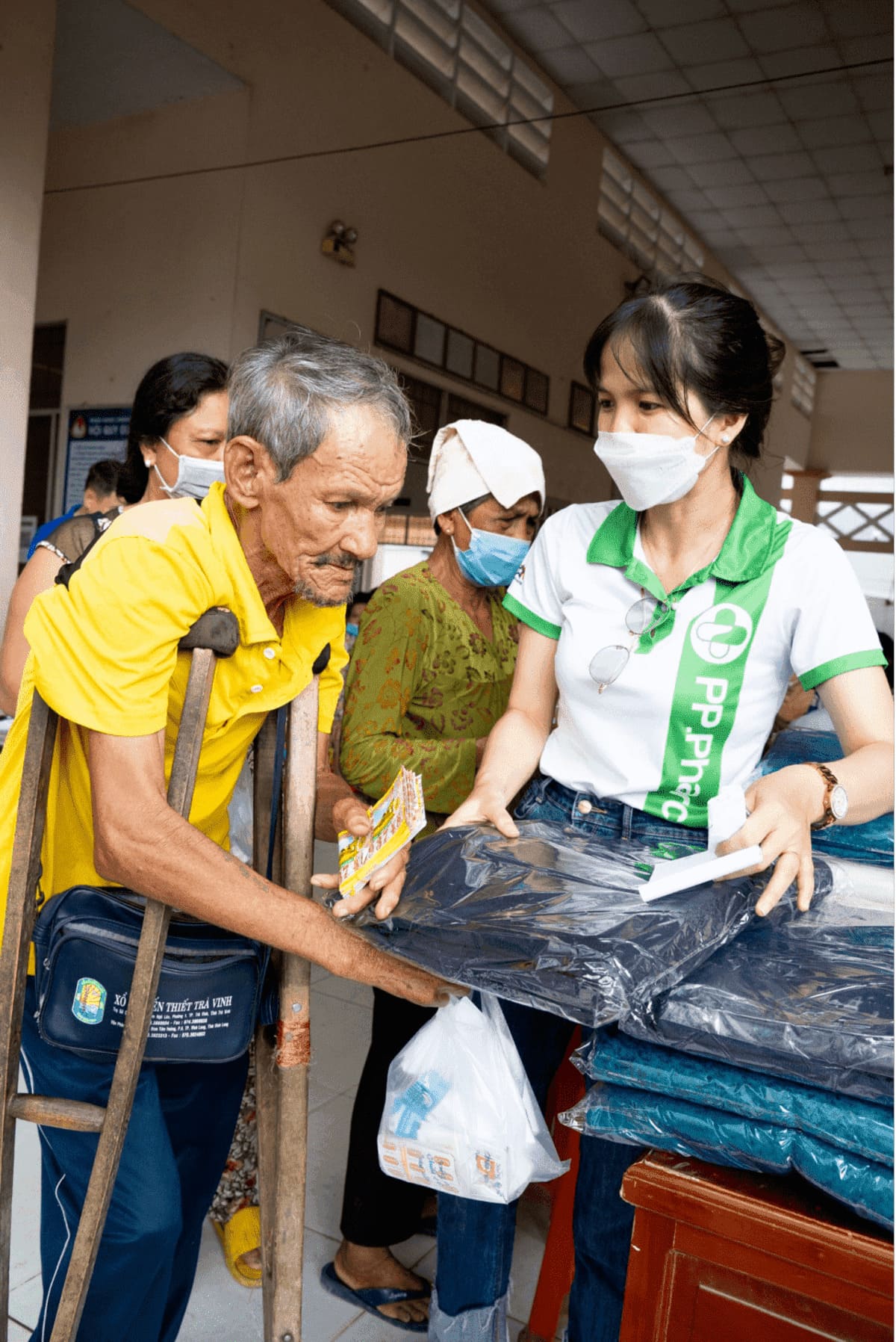 Công ty CP Dược phẩm Phong Phú khám bệnh và tặng quà cho người dân Trà Vinh 10