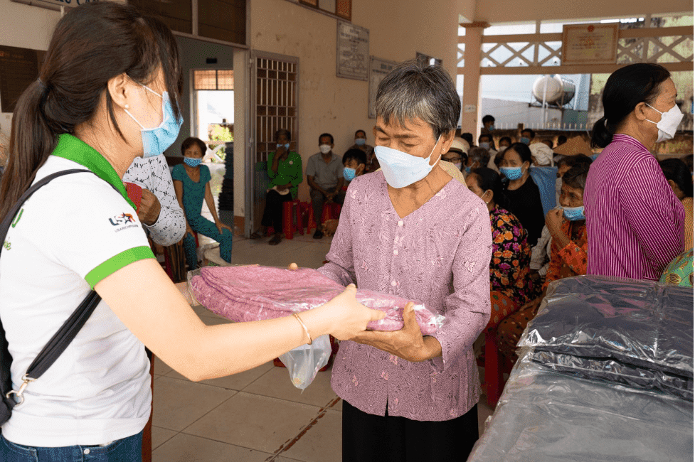 Công ty CP Dược phẩm Phong Phú khám bệnh và tặng quà cho người dân Trà Vinh 8