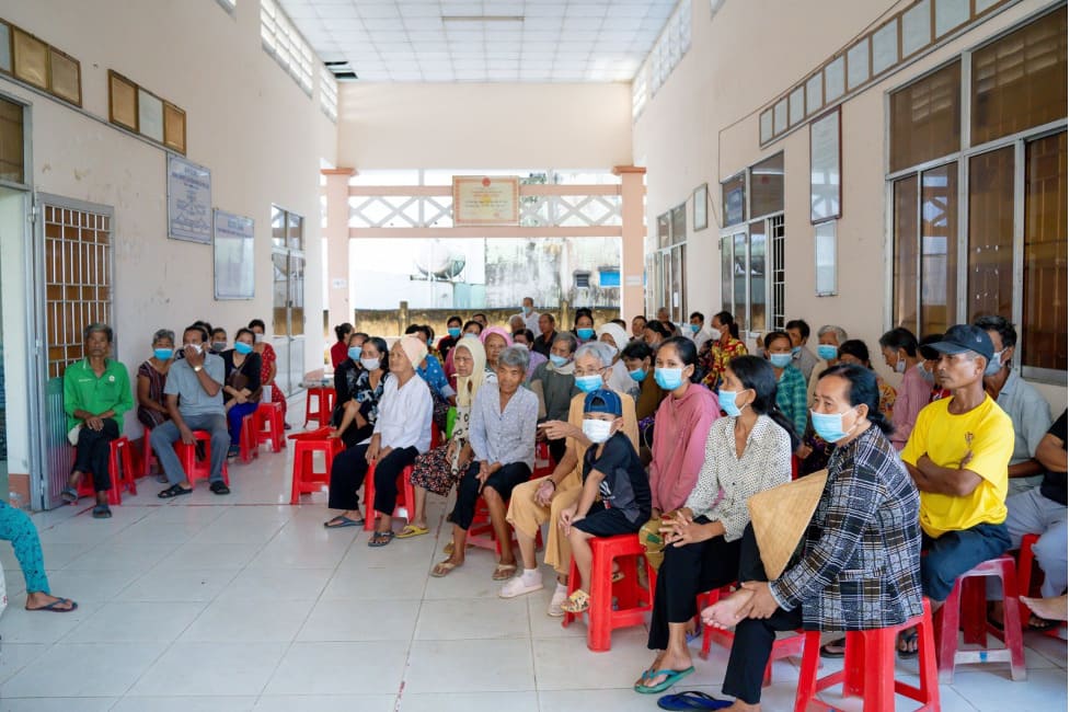 Công ty CP Dược phẩm Phong Phú khám bệnh và tặng quà cho người dân Trà Vinh 11