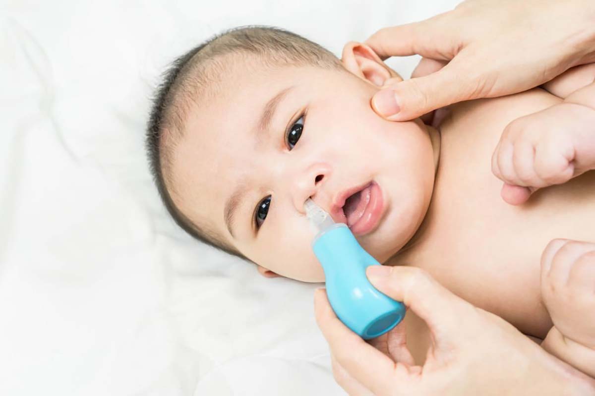 cách nhỏ mũi cho trẻ sơ sinh mẹ cần lưu ý gì
