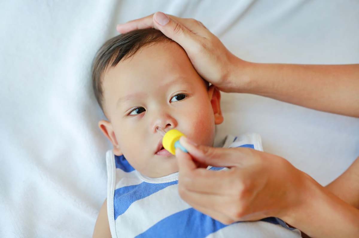 Cách nhỏ mũi cho trẻ sơ sinh bằng nước muối sinh lý