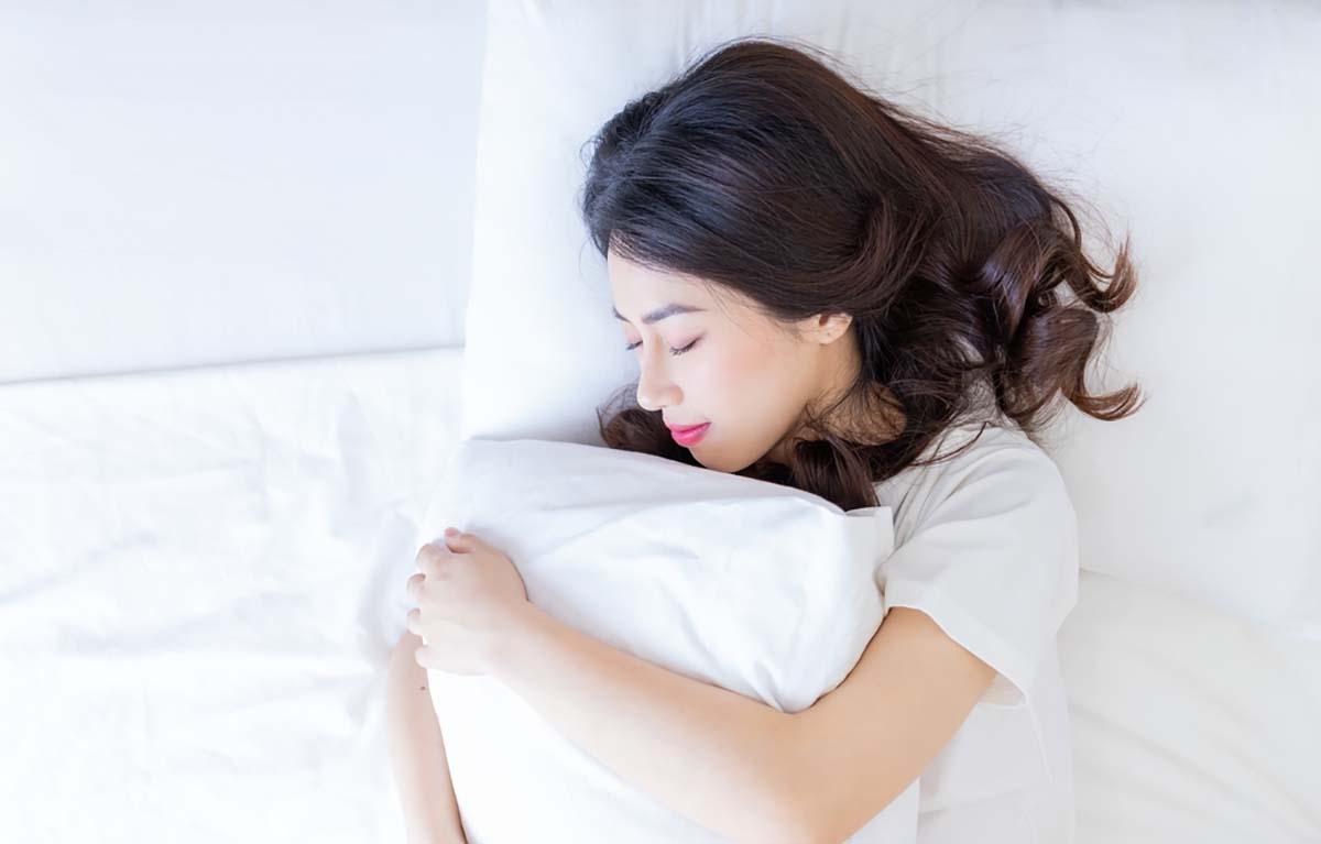 giảm đau dạ con sau sinh bằng cách thay đổi tư thế ngủ