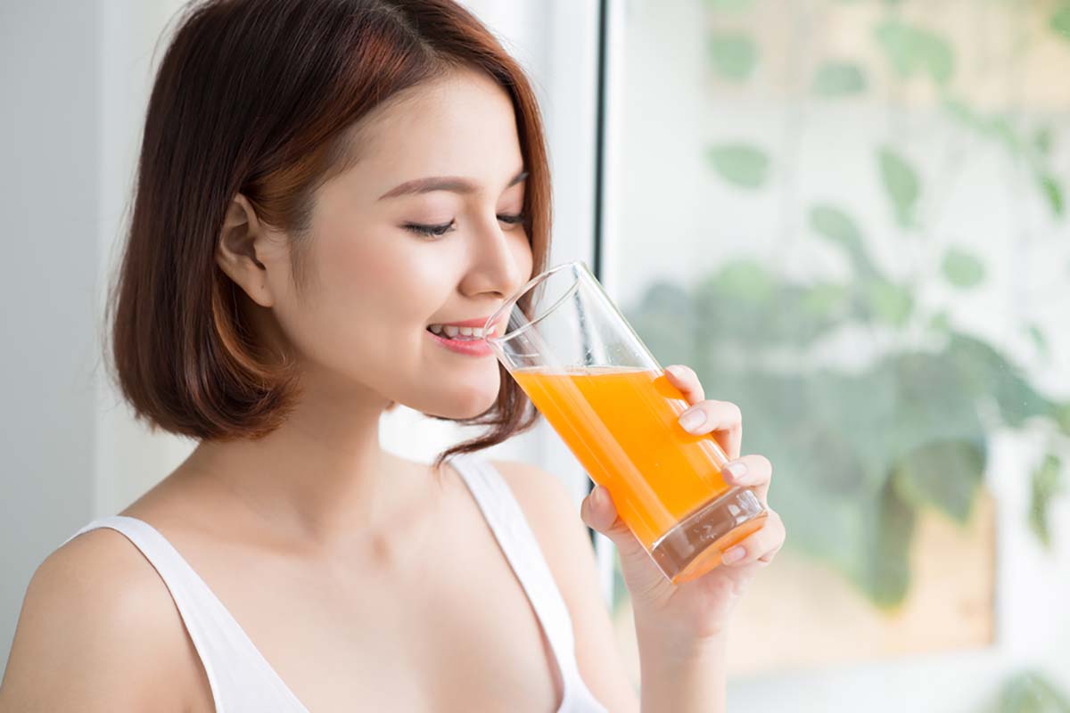 giảm đau dạ con sau sinh bằng cách uống nước cam