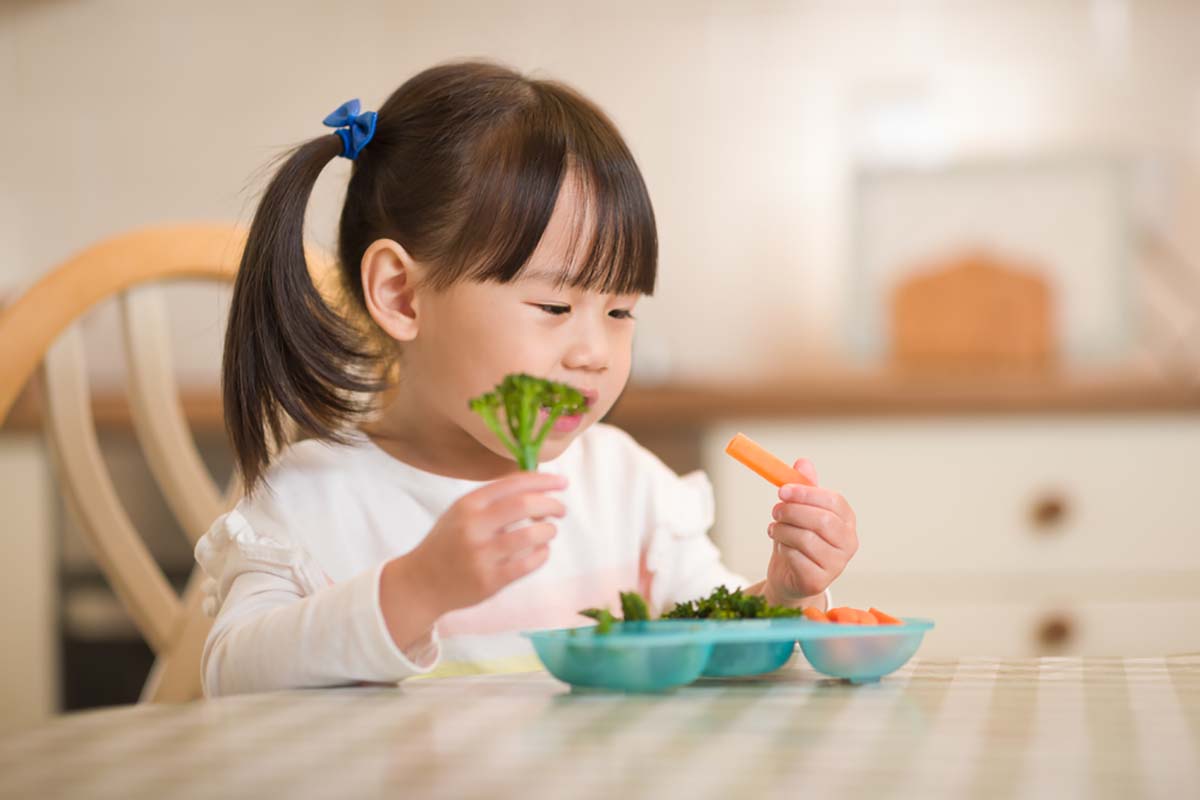 Kỹ năng sống cho trẻ mầm non và cách tự ăn uống