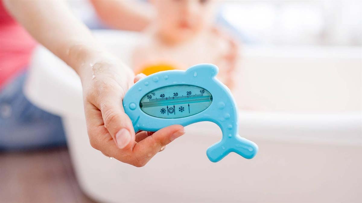Nhiệt độ nước tắm cho trẻ sơ sinh bao nhiêu là vừa?