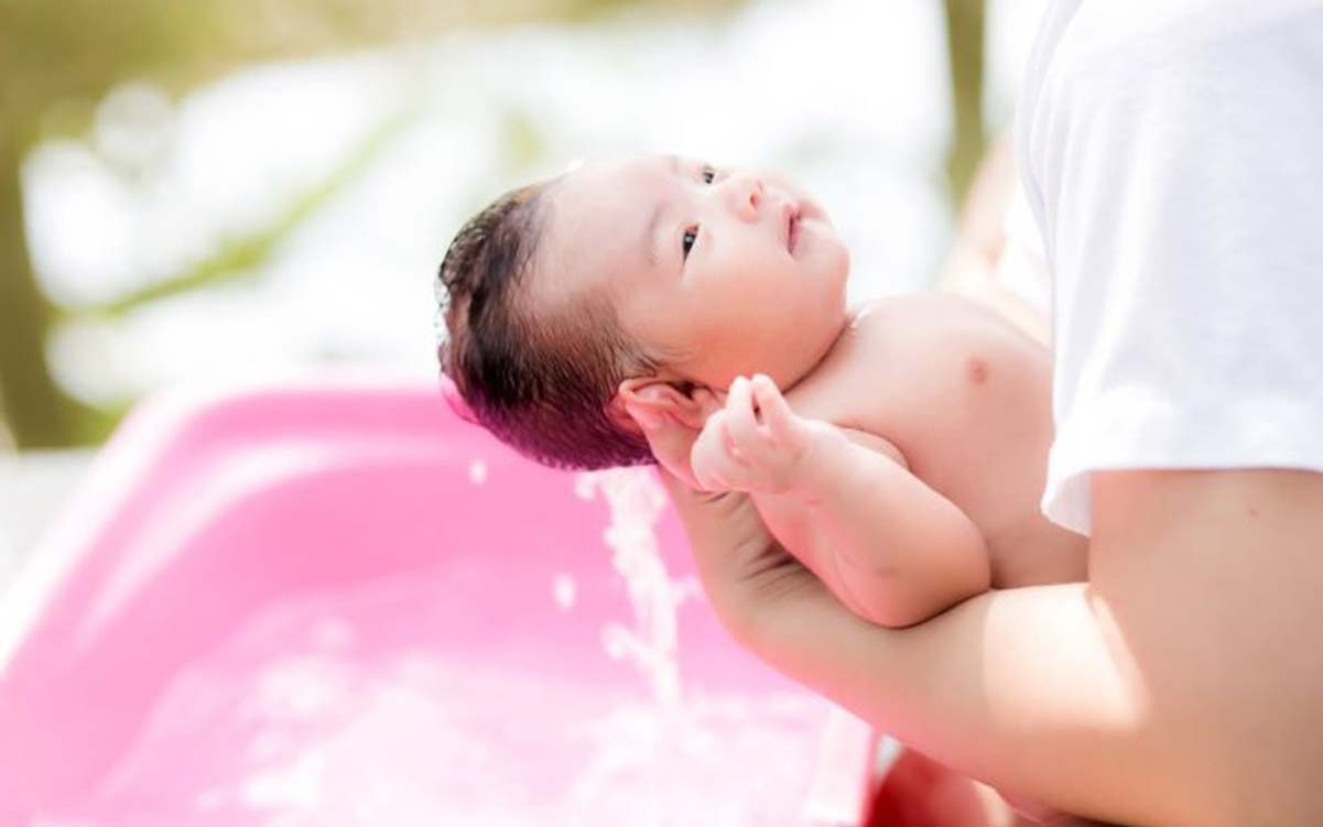 nhiệt độ nước tắm cho trẻ sơ sinh và những điều cần lưu ý