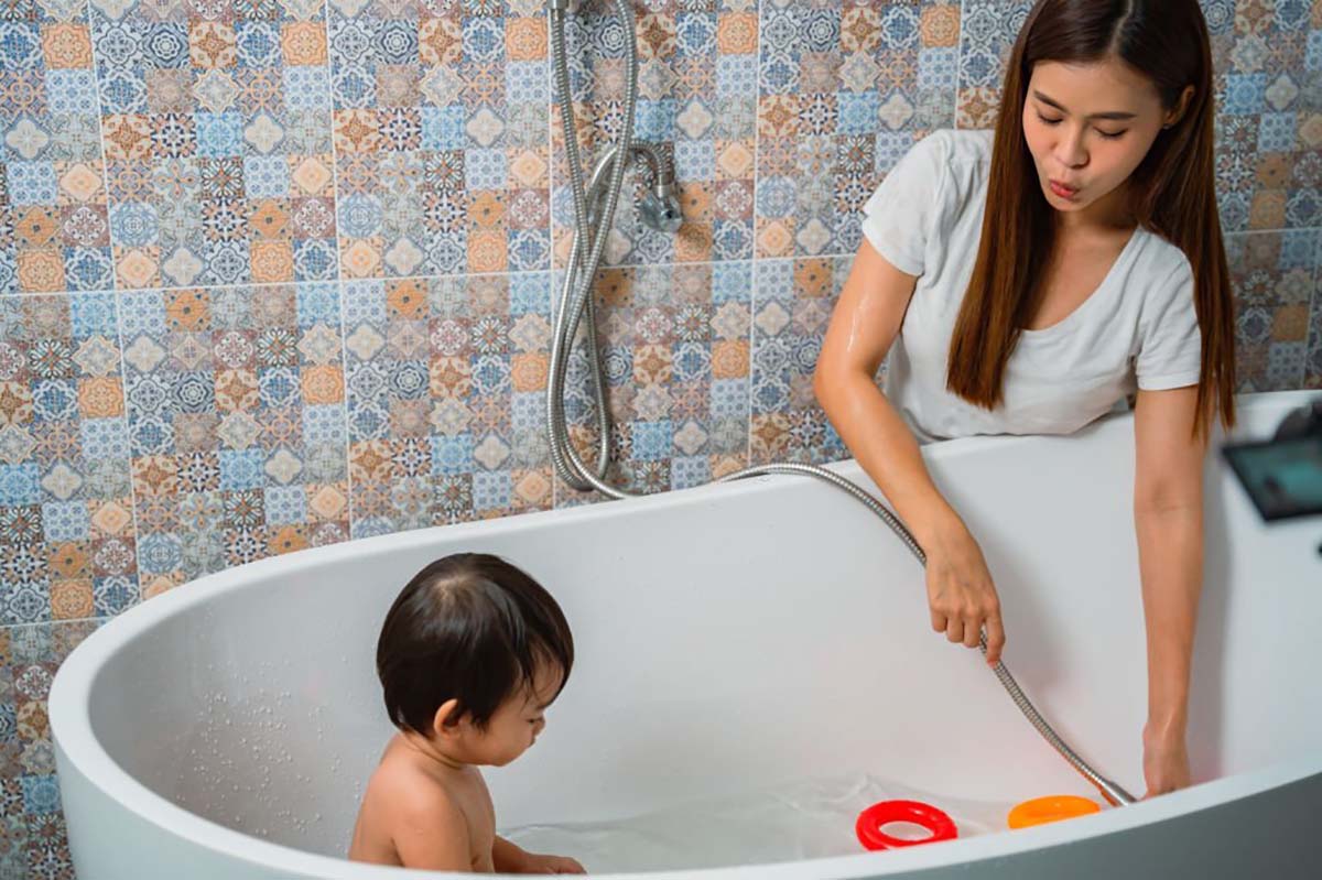Nhiệt độ nước tắm cho trẻ sơ sinh bao nhiêu là chuẩn?