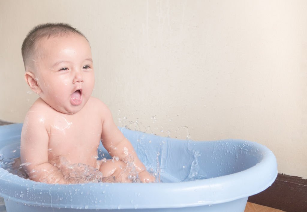 nhiệt độ nước tắm cho trẻ sơ sinh vào mùa đông