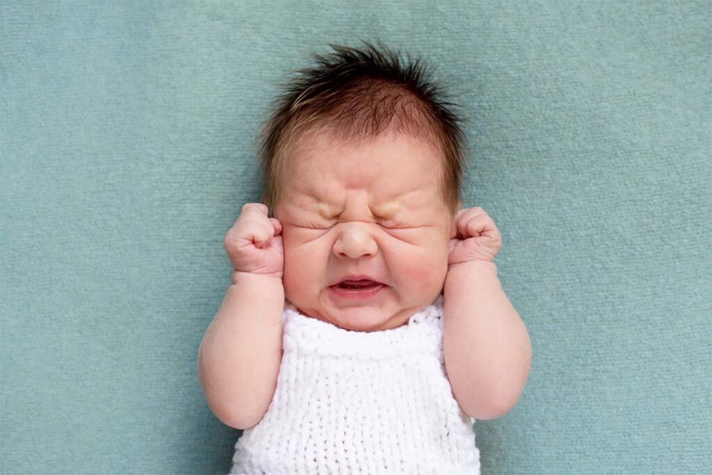 Tại sao trẻ sơ sinh ngủ hay rặn è è và vặn mình đỏ mặt?
