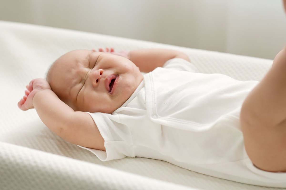 Tại sao trẻ sơ sinh ngủ hay rặn è è?