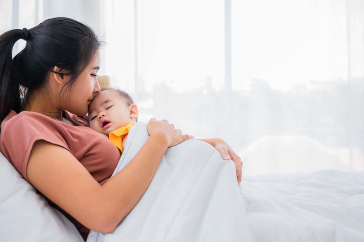 tại sao trẻ sơ sinh ngủ hay rặn è è và cách dỗ bé ngủ