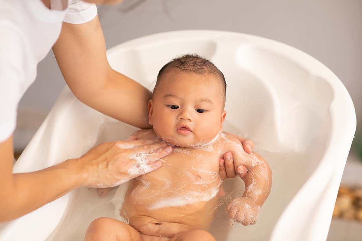 cách trị hăm cổ cho trẻ sơ sinh bằng cách tắm trẻ đúng cách