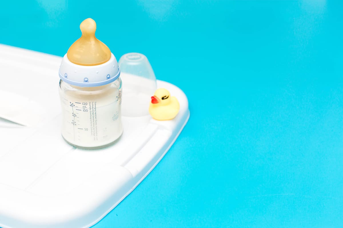 Chọn bình sữa cho bé theo chất liệu bình sữa
