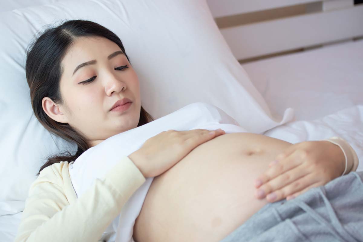 Nằm ngửa bụng cứng khi mang thai có nguy hiểm không?