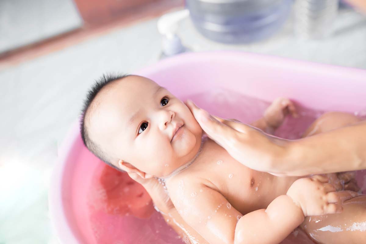 tắm rửa cho trẻ để phòng ngừa các loại mụn ở trẻ sơ sinh