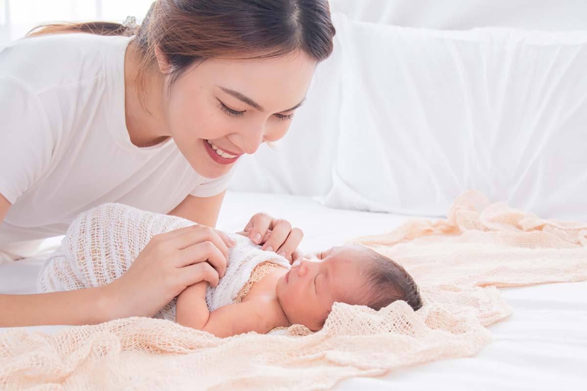 Khi nào và cách đánh thức trẻ sơ sinh ngủ li bì nào thích hợp