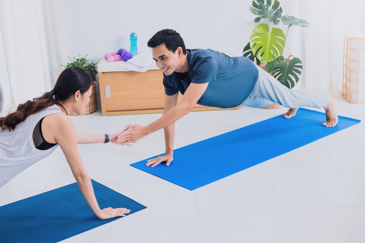 tập yoga cải thiện mối quan hệ vợ chồng