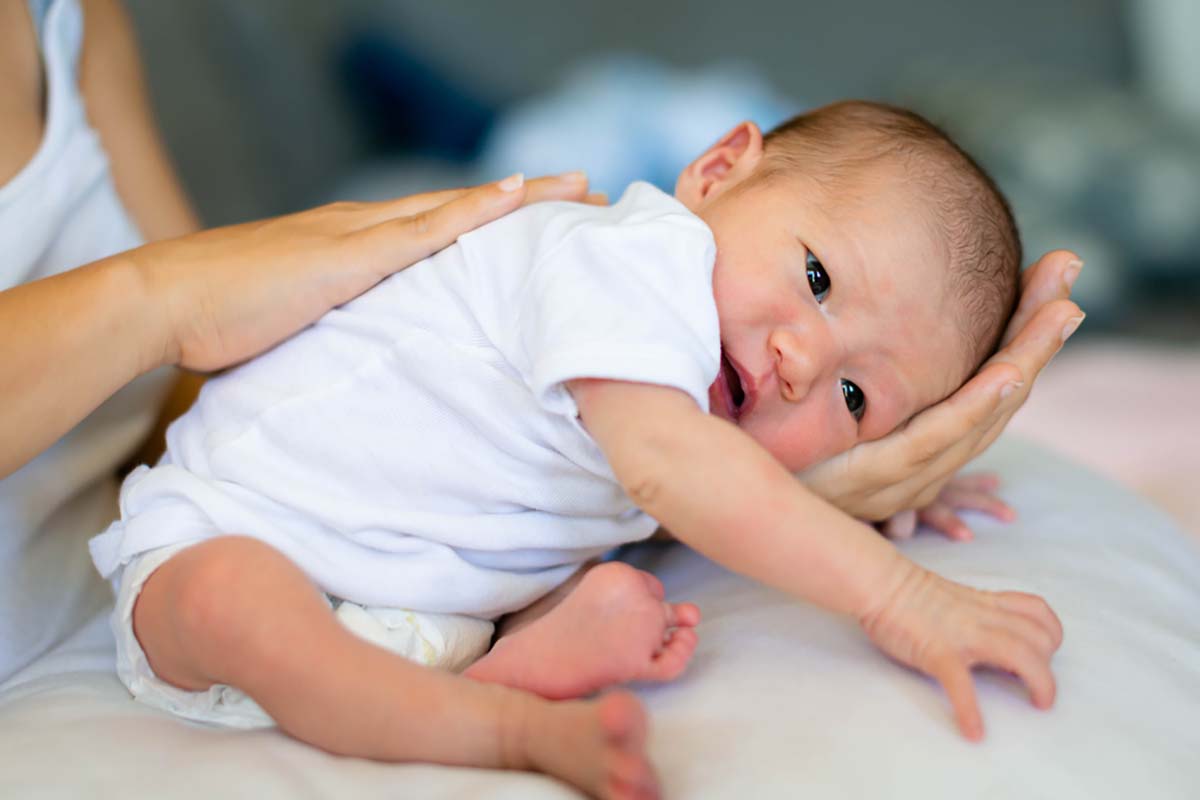 mẹo dân gian chữa sôi bụng ở trẻ sơ sinh bằng cách vỗ ợ hơi 